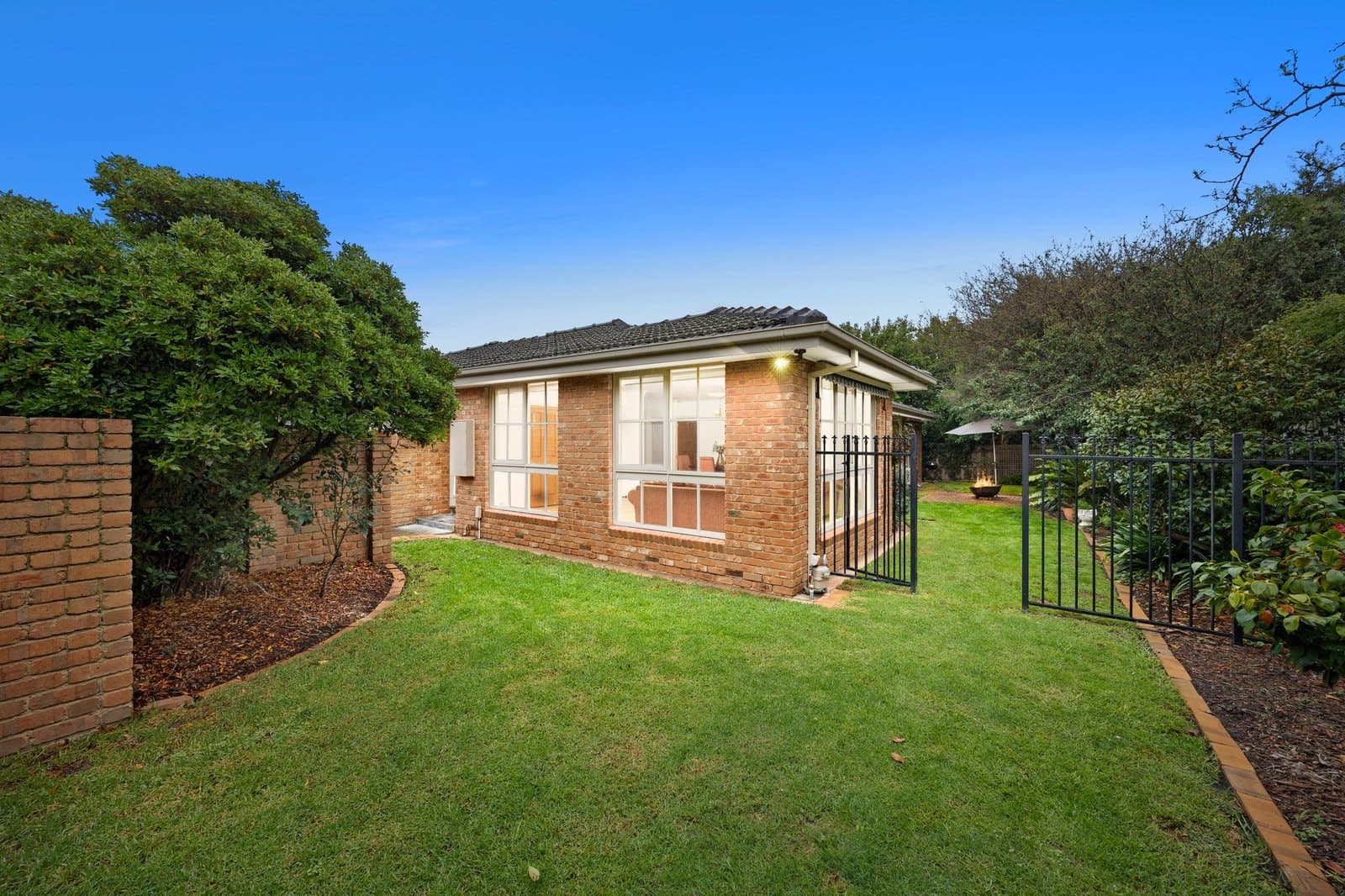 2/25 Roslyn Street, Brighton, Brighton - Image 1