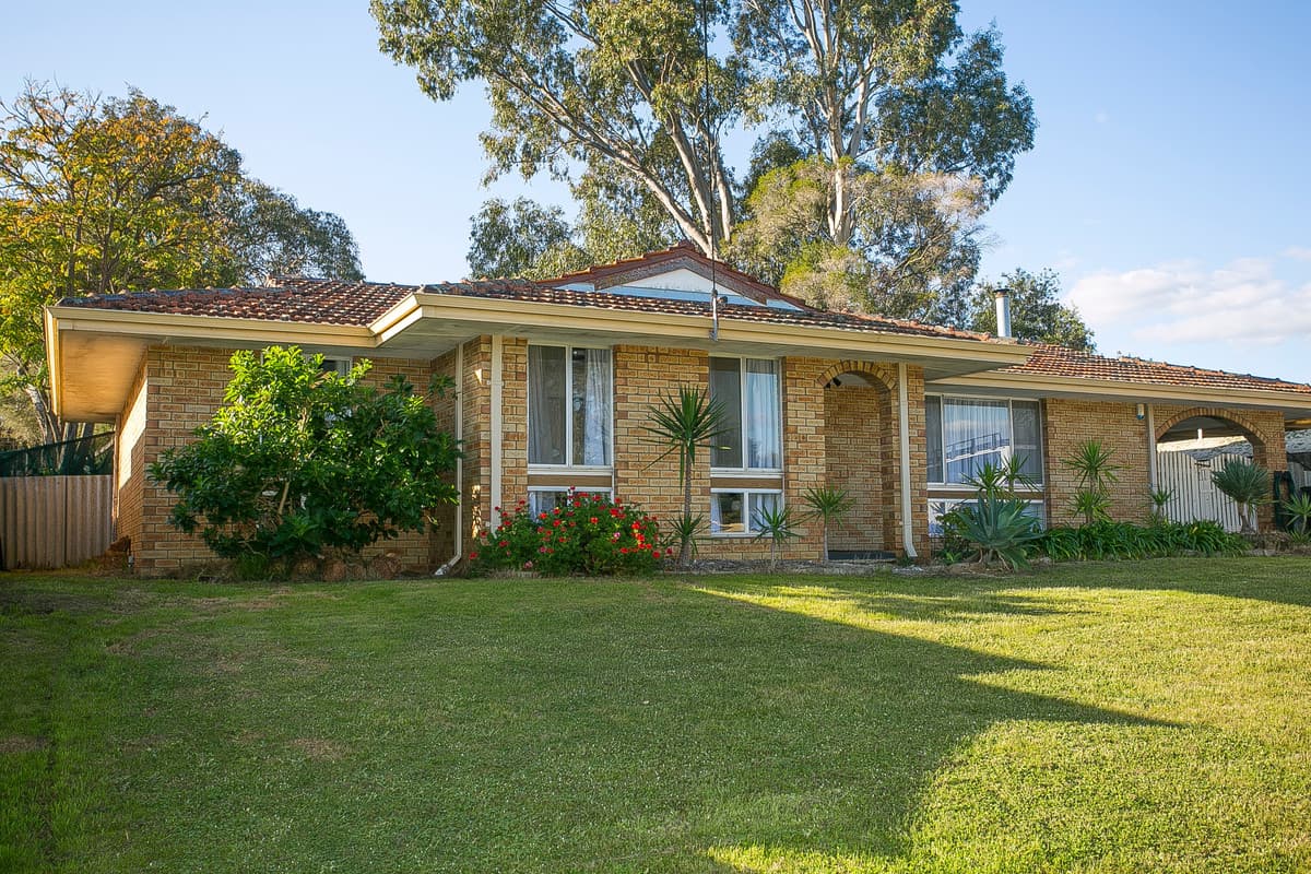 17 Abingdon Road, Swan View, WA, Swan View - Image 1