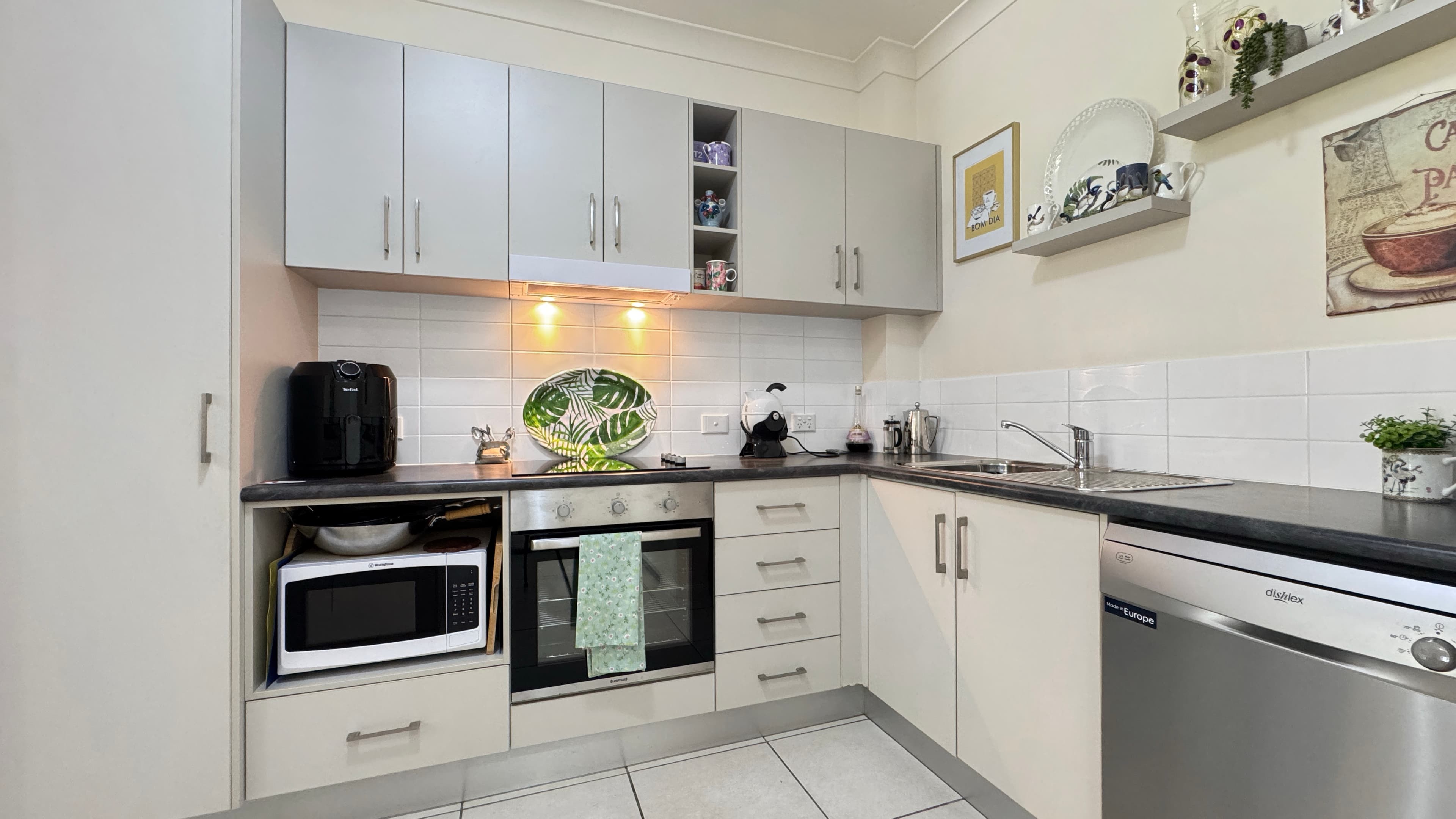 6/1-13 Ernest St, Redlynch - Image 1