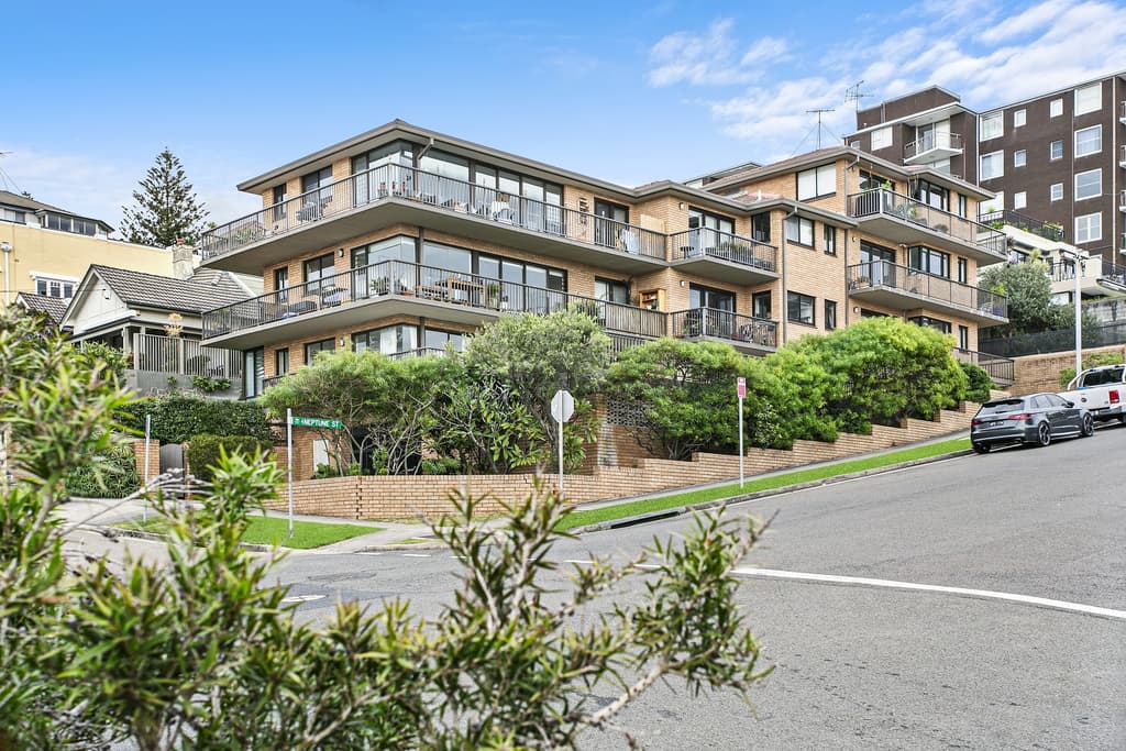 8/192 Beach Street, Coogee - Image 1