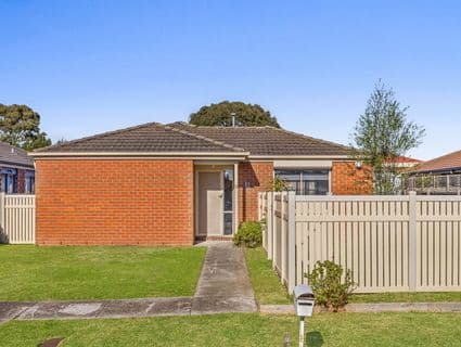 8 Greenmantle Close, Cranbourne West - Image 1