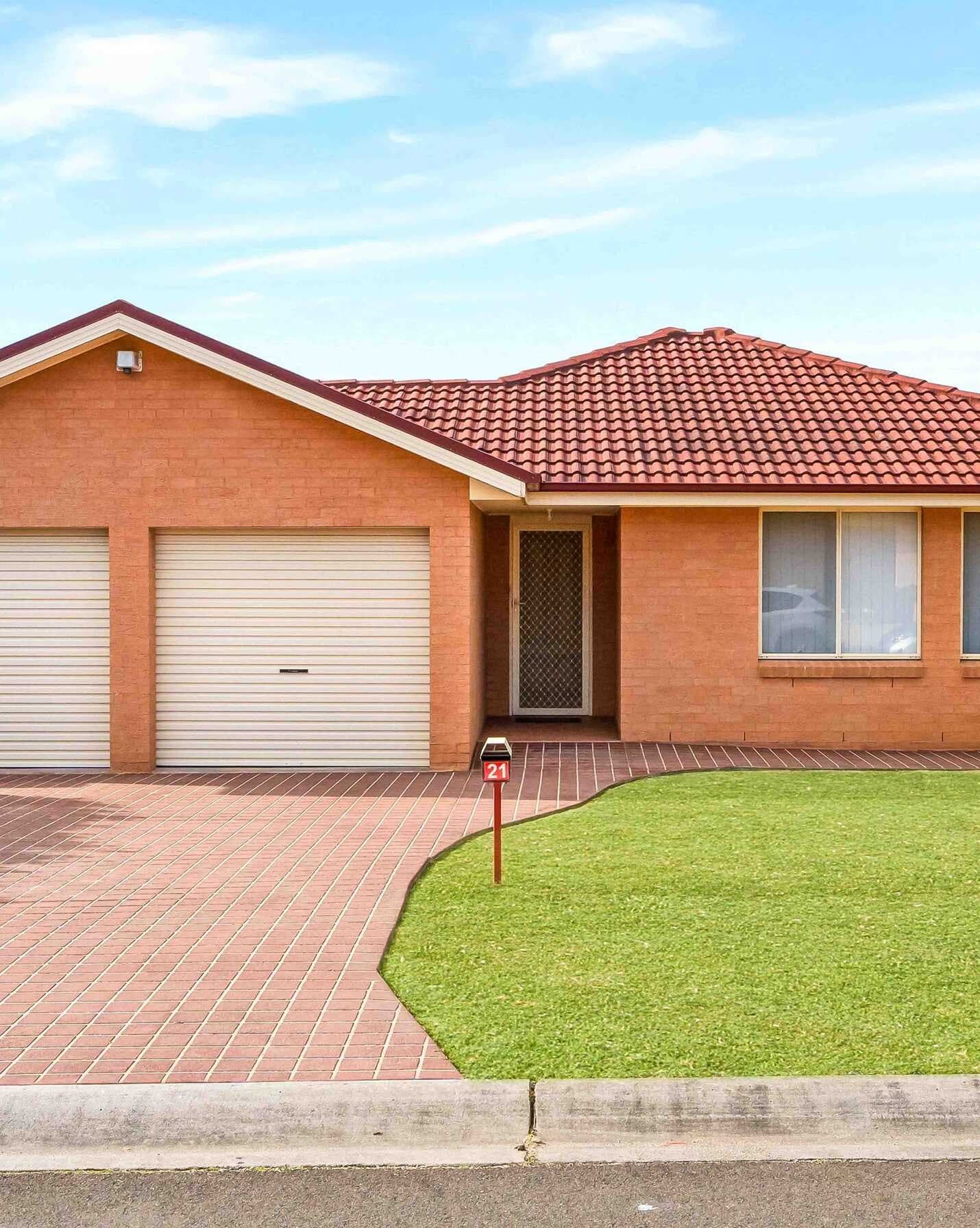 21 Bangalow Place Hoxton Park, Park - Image 1