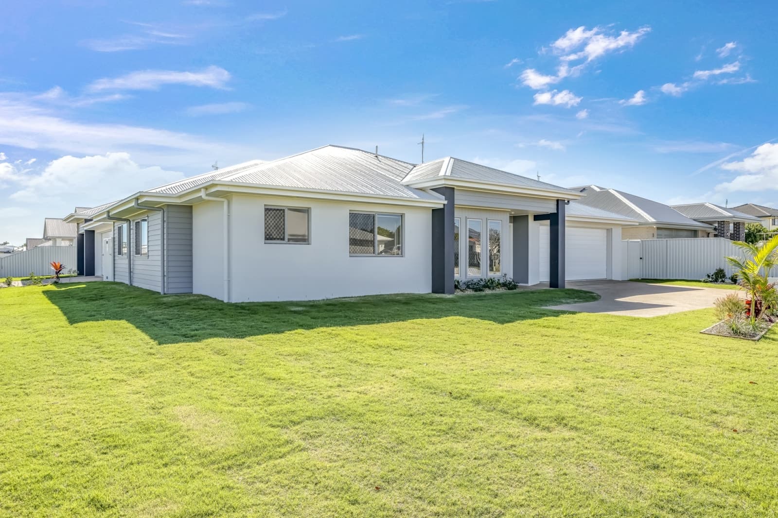 43 Golf View, CORAL COVE, Coral Cove - Image 1
