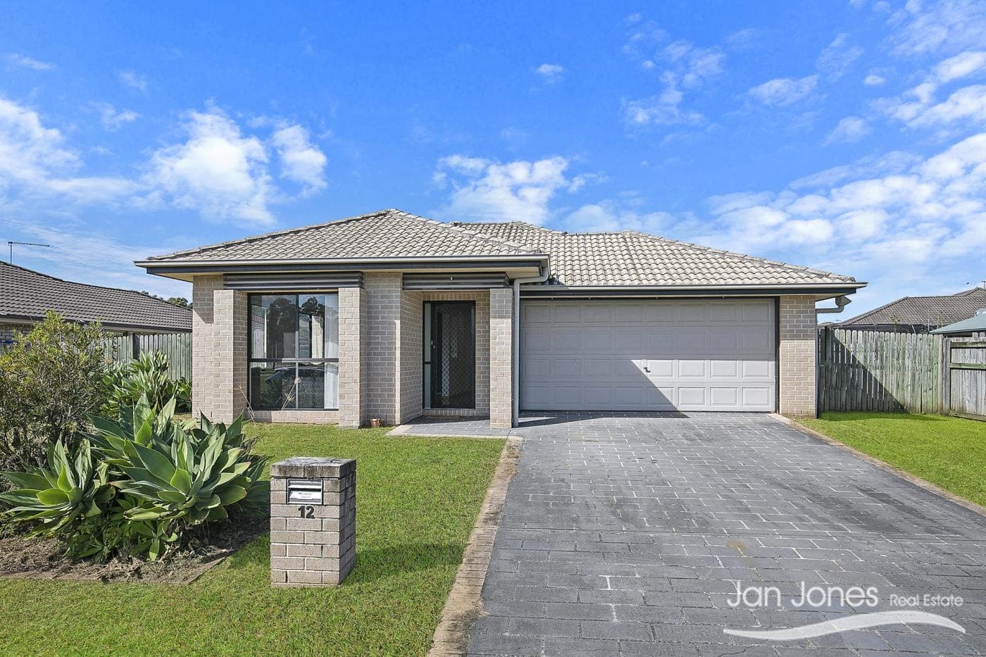 12 Pinegrove St, Morayfield, Morayfield - Image 1