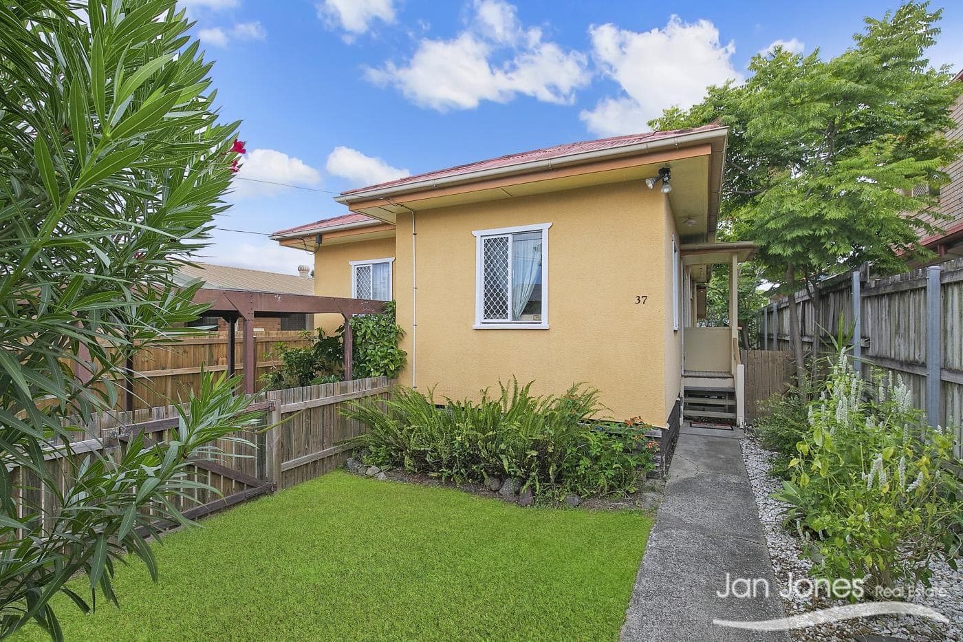37 Tilley Street, Redcliffe, Redcliffe - Image 1