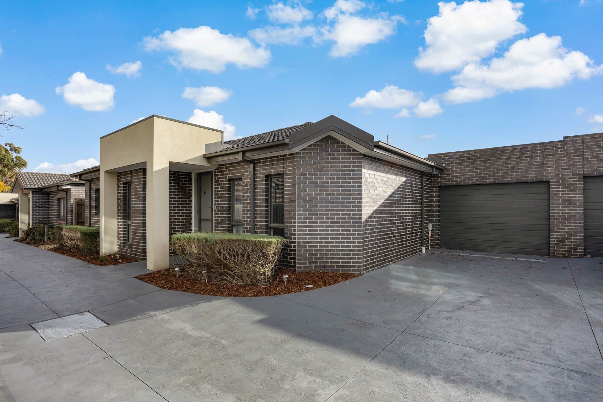 4/33 Calthorpe Street, Gisborne - Image 1