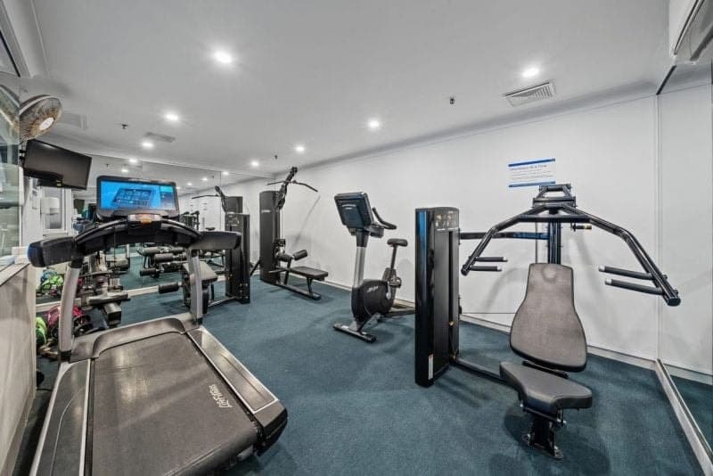 1E/30 Laycock Street, Surfers Paradise - Image 1