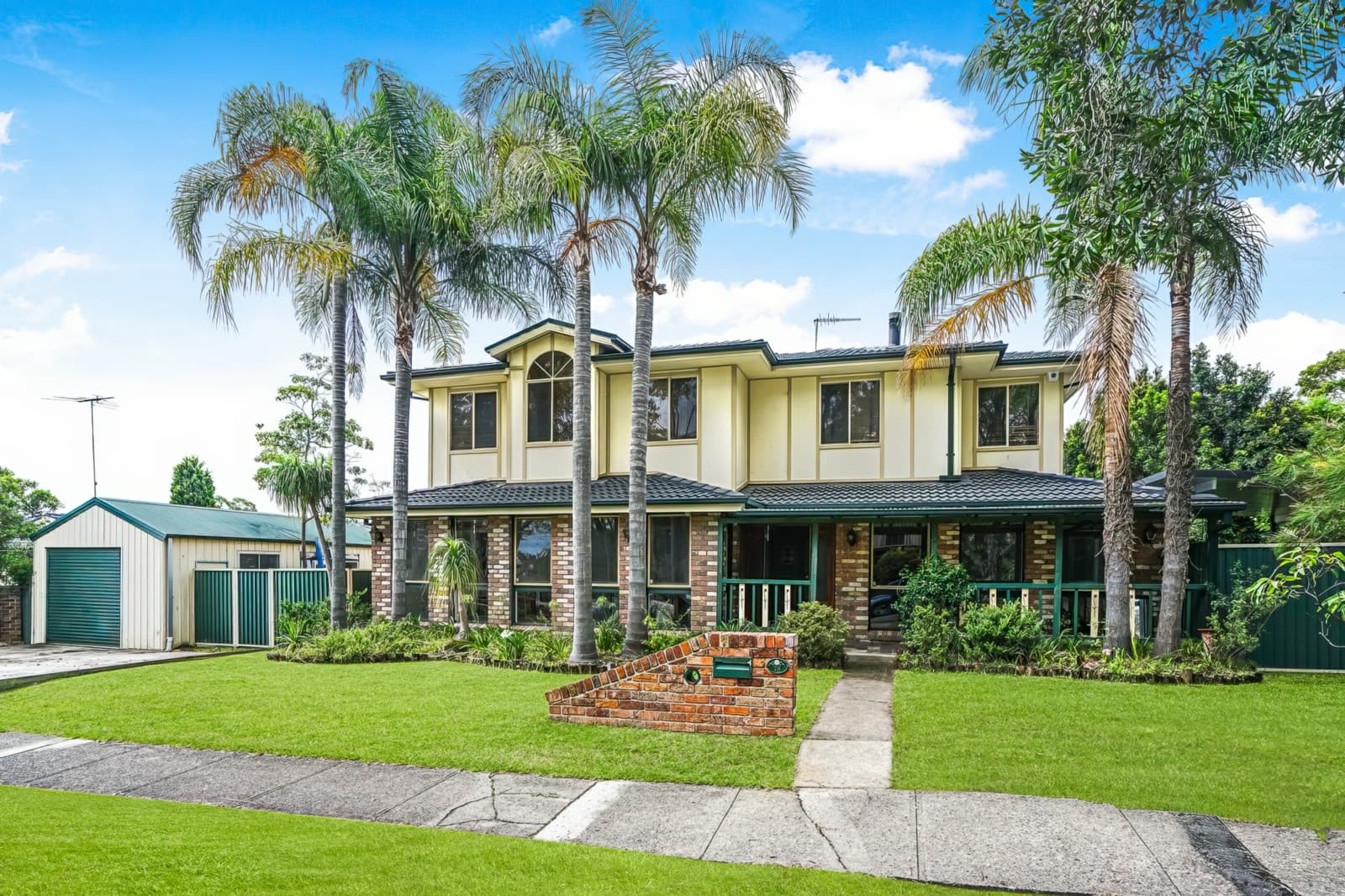 78 Sutherland Avenue,Kings Langley, Kings Langley - Image 1