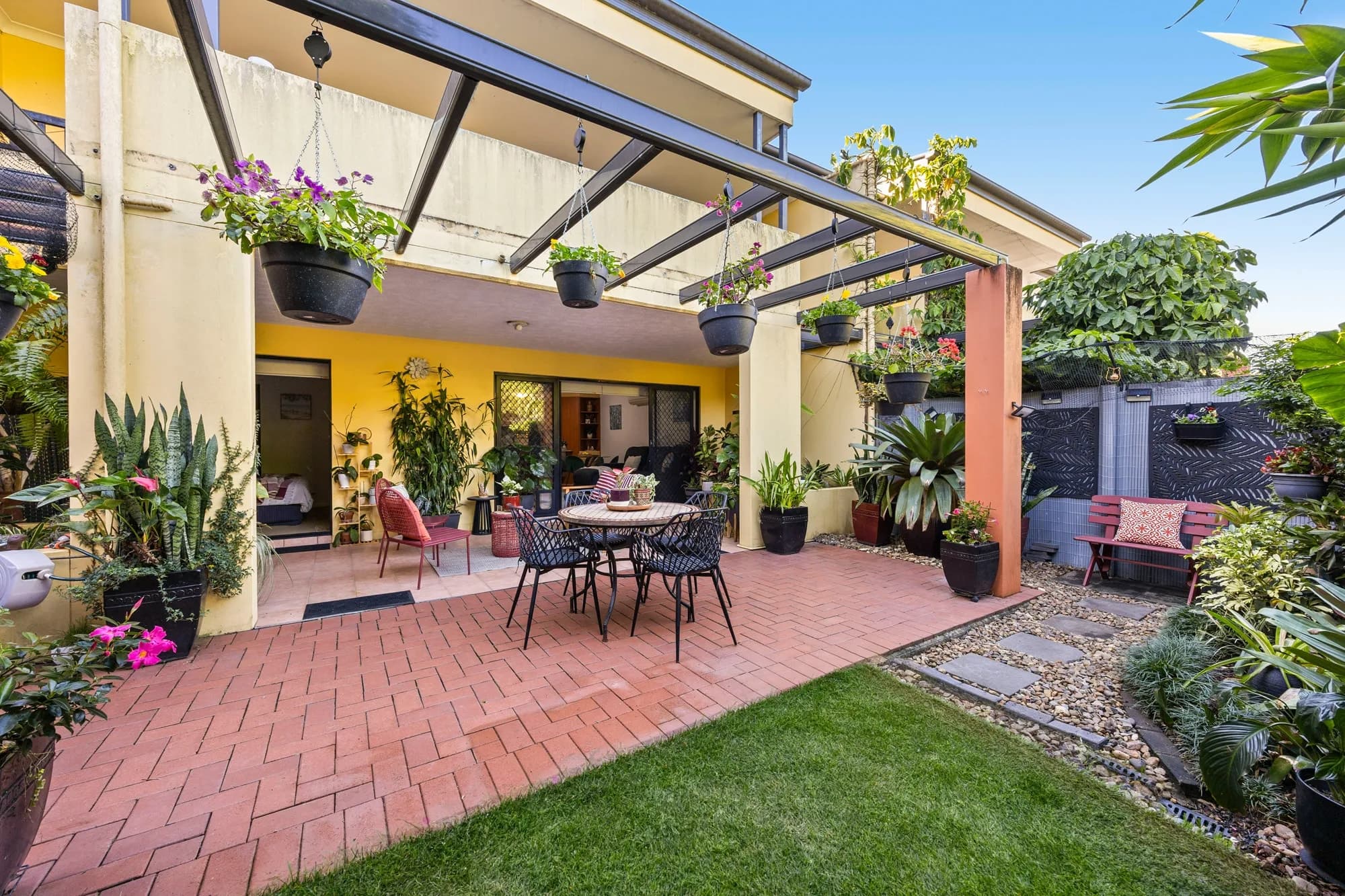 2/85-87 Victoria Terrace Greenslopes QLD 4120, Greenslopes - Image 1