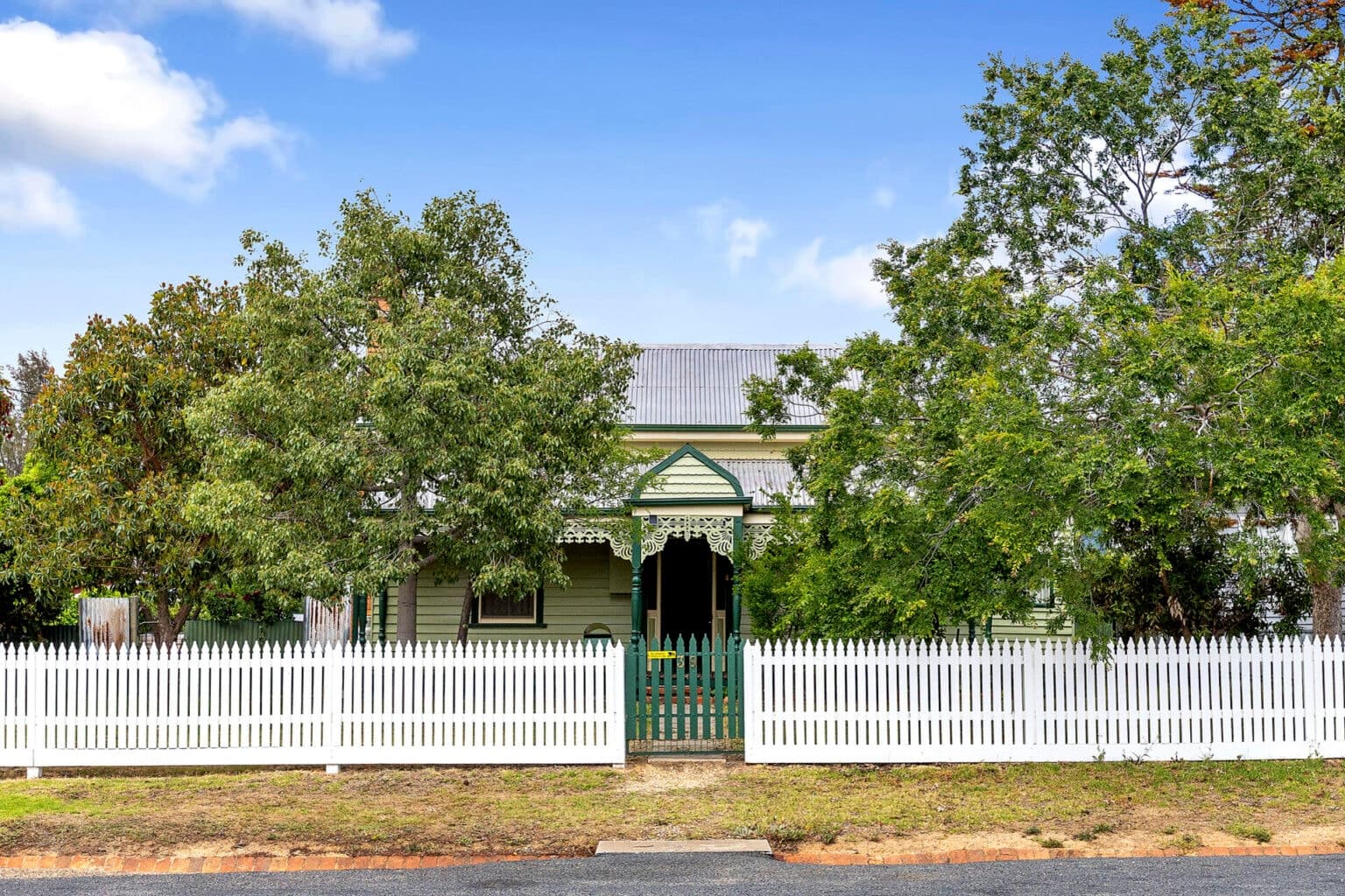 Victorian Classic with Rare Original Features, 39 Bowen Street, St Arnaud – UNDER OFFER St Arnaud, St Arnaud – Under Offer - Image 1