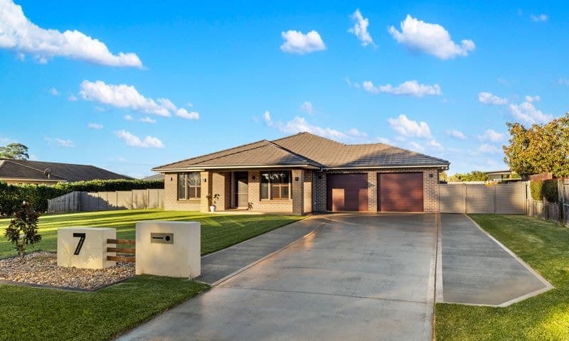7 Twin Creeks Drive, LUDDENHAM, Luddenham - Image 1