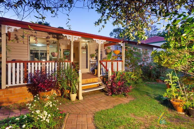 37 Burns Parade, Chapel Hill - Image 1